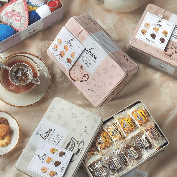 Piškoti Limona, Marelica, Hruška, Kamilica, Češnja&Cimet, Sladki Koren 280 g - Kovinska Škatla