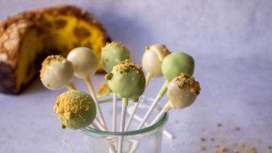 Pistacijevi cake popsi z limono