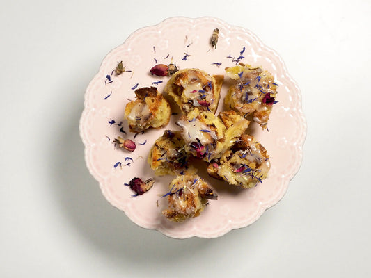 Panttone cimetove rolice na krožniku