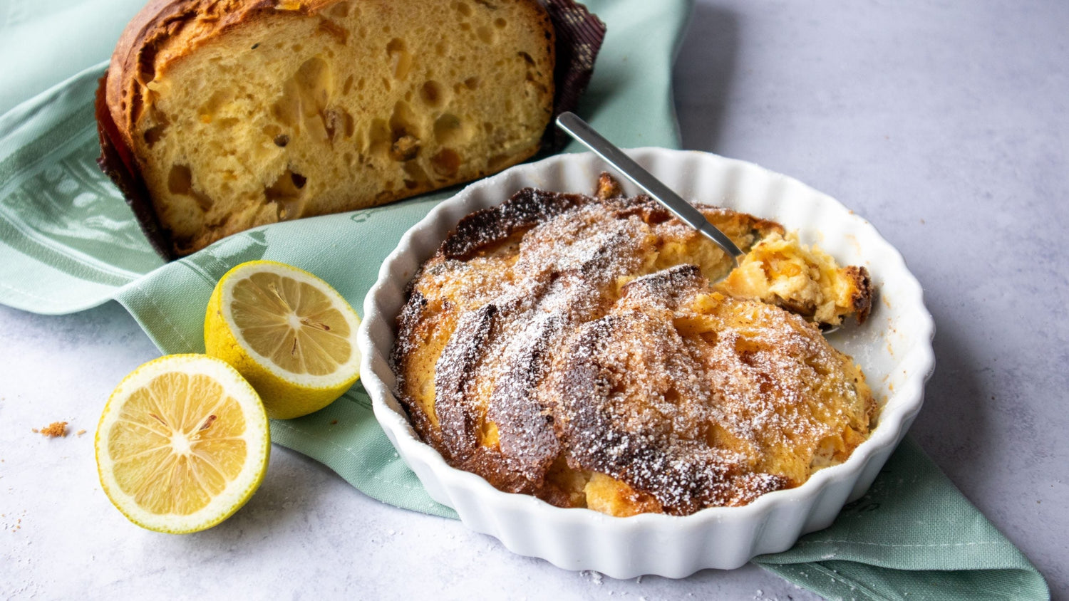 Narastek iz panettona s petimi agrumi.