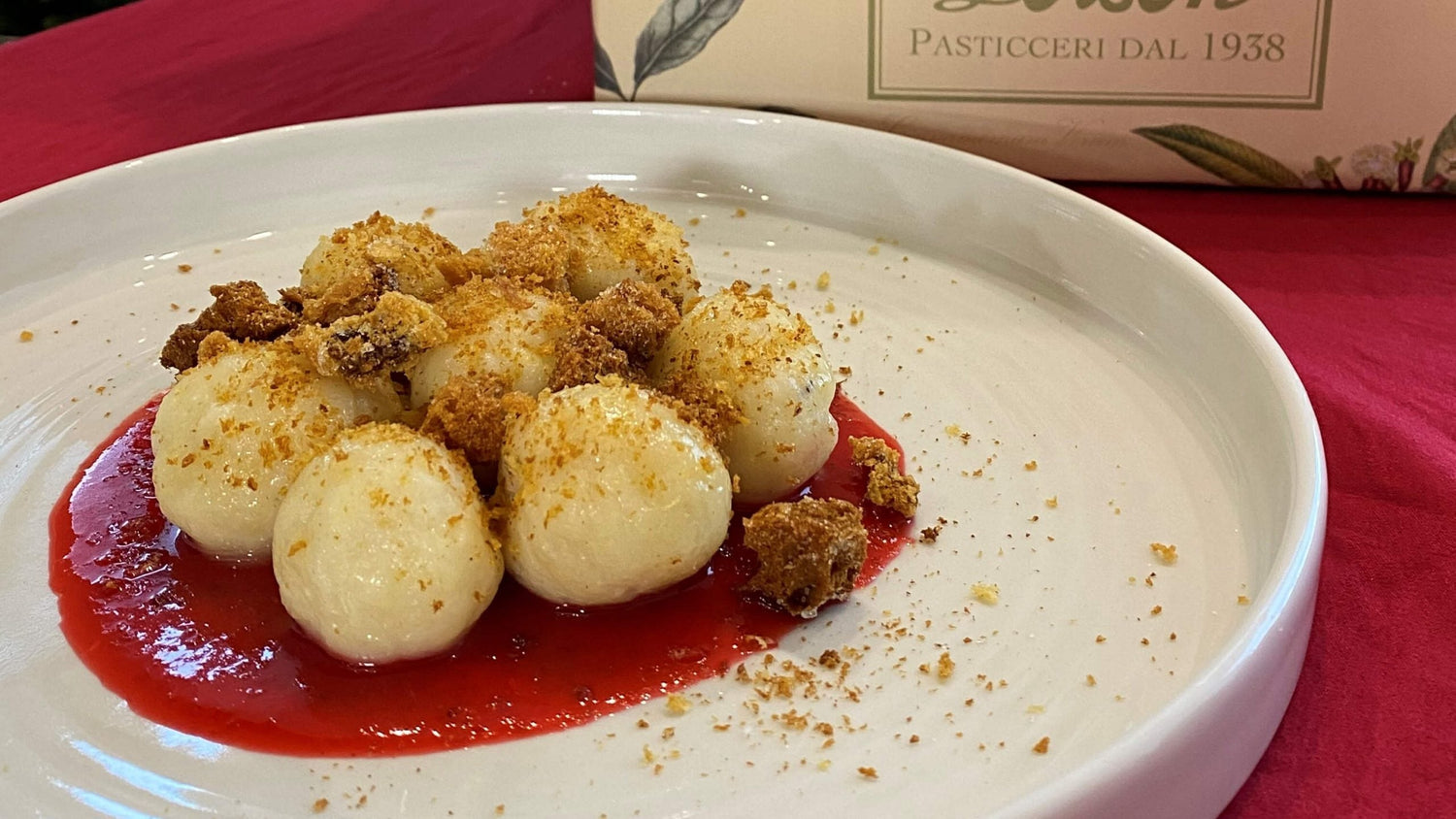 Sladki njoki z rikoto, malinami in panettone drobtinicami